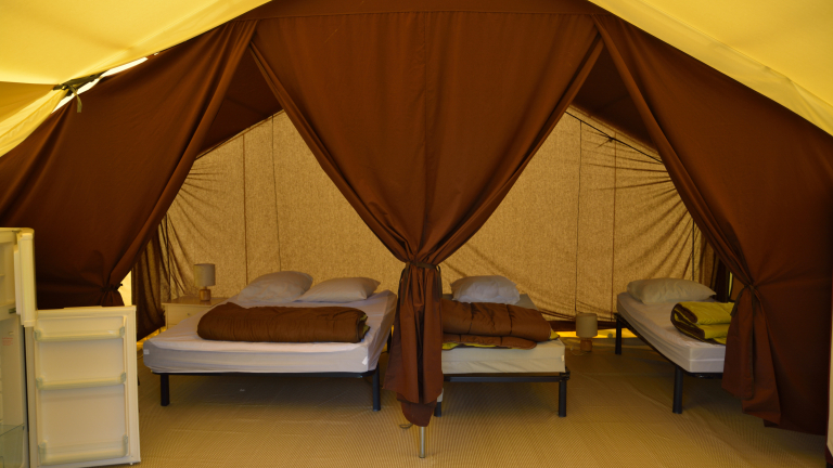 Tente lodge vue depuis l'entre au Camping Dtente & Clapotis  Montferrat au bord du lac de Paladru