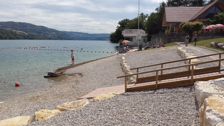 Plage Paladru vue du cheminement accessible