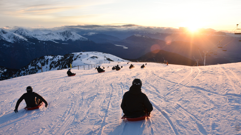 Descente en luge au coucher de soleil