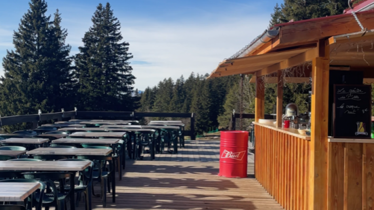 Photo de la terrasse sous le ciel bleu