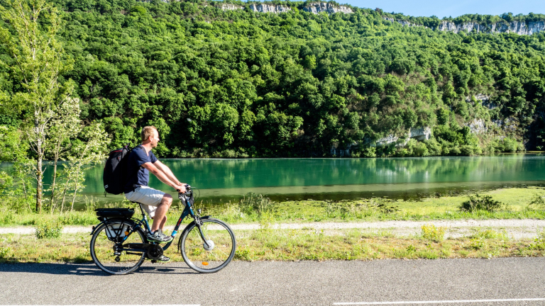 Cycliste le long du Rhne