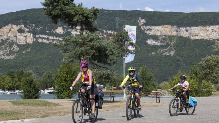 Cycliste au dpart de la Base de Loisirs de la Valle Bleue - Balcons du Dauphin - Isre
