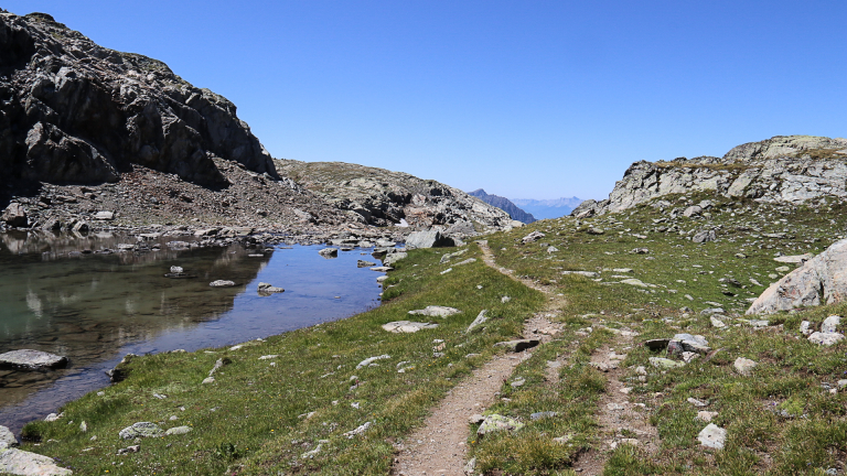 Sentier au bord du lac