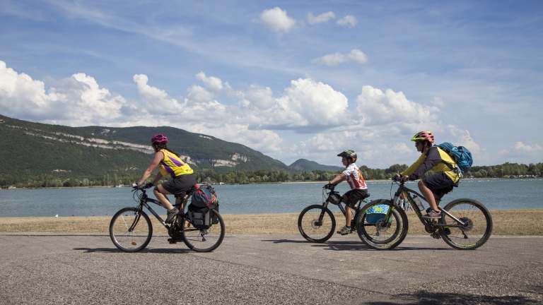 Cyclistes au bord du Rhne - Base de loisirs de la Valle Bleue - Balcons du Dauphin