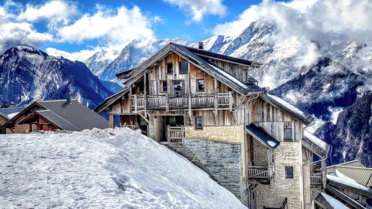 Le chalet en hiver au pied des pistes