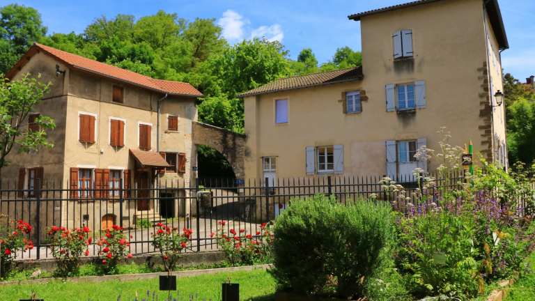 Vue sur un quartier de Saint-Chef depuis le jardin mdival