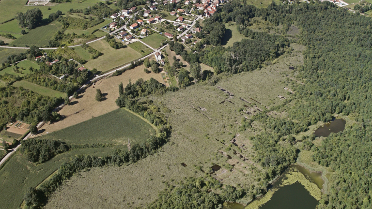 Vue arienne sur Hire-sur-Amby, le Rhne et le lac d'Hires - Balcons du Dauphin