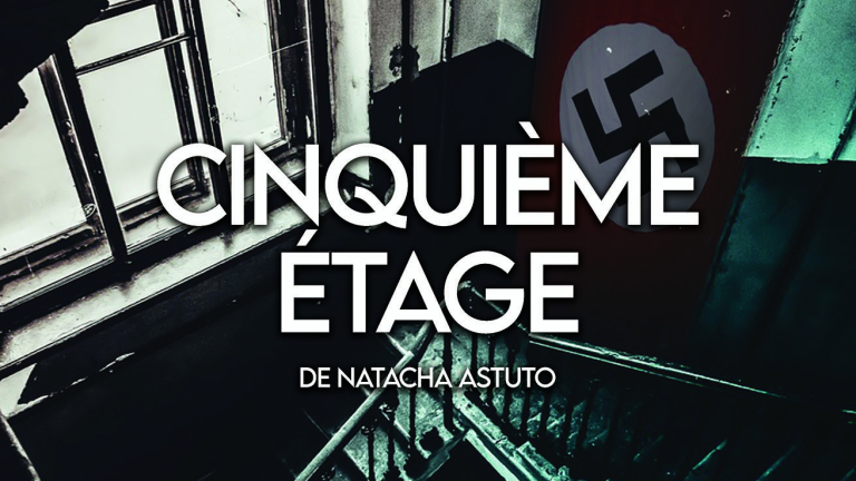 Affiche de la pice "Cinquime tage" reprsentation un escalier menant  un tage o une porte est orne d'un drapeau avec une swastika.