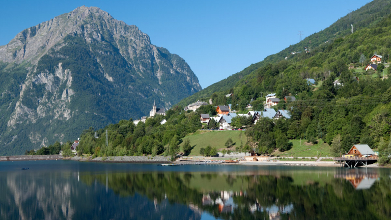 L'glise d'Allemond et le lac du Verney