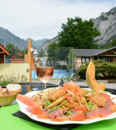 Assiette bien garnie accompagne par un verre de ros