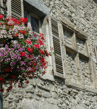 Fentre  Meneaux dans le quartier historique de Morestel - Balcons du Dauphin