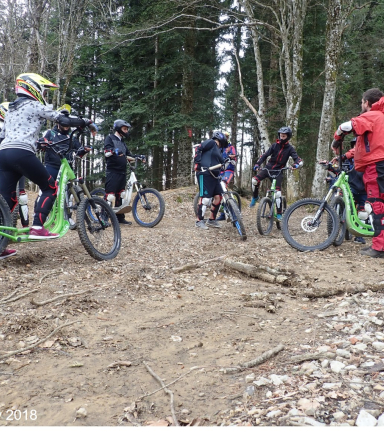 Groupe lors d'une descente Trottinette tout terrain - Balcons du Dauphin