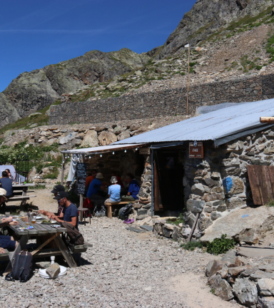 Possibilit de faire une halte pour manger des produits locaux au Refuge de la Fare