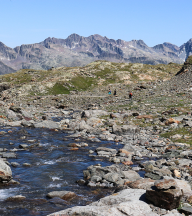 Randonneurs et sentier sous le glacier de la Barbarate