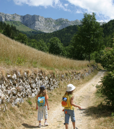 Sentier particulirement adapt aux familles,  proximit du village.