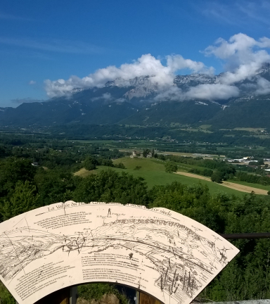 Table d'orientation et panorama sur les massifs alpins