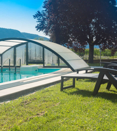 Piscine, jardin et parking clos, communs avec le Gte 55002