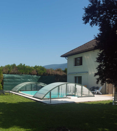 Piscine, jardin et parking clos, communs avec le Gte 55002