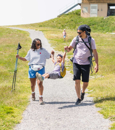 Photo balade famille sommet station en t