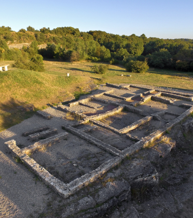 Vue sur l'ancien chantier de fouille archologique de Larina - Balcons du Dauphin