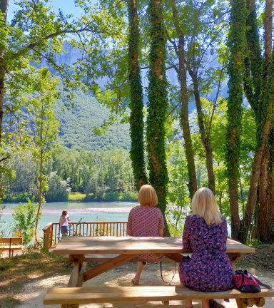 Table de pique-nique  sur l'aire de repos du Pays Voironnais