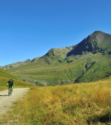 Au Col de Cluy avec les Grandes Rousse en arrire plan