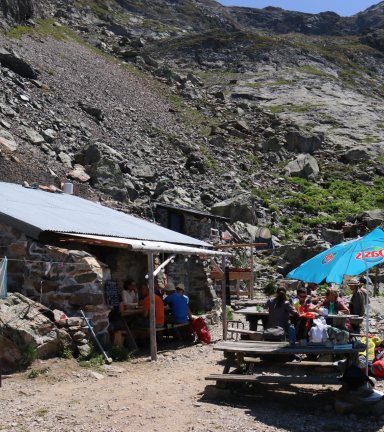 Pause de midi pour les randonneurs au Refuge de la Fare