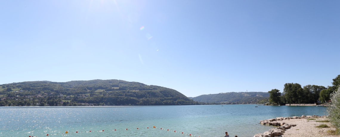 vue sur le lac rives sud depuis la plage du pin en pleine t. Ciel bleu et grand soleil.