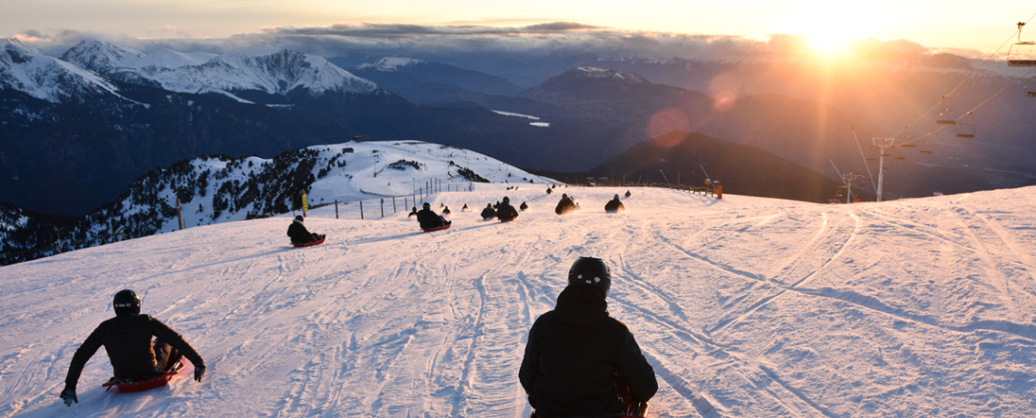 Descente en luge au coucher de soleil