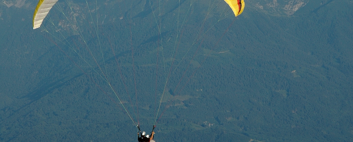 Décollage de la Dent de Crolles: parapentes