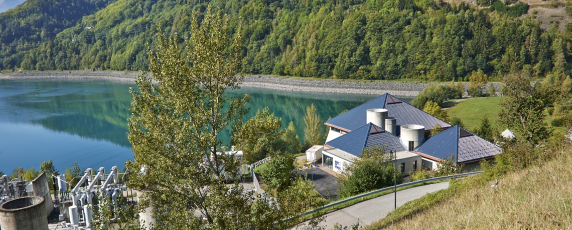 Au bord du lac d'Allemont,  ct de la centrale EDF de Grand'Maison