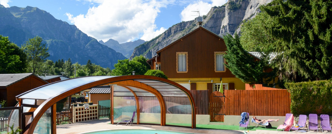 Une piscine extrieure avec terrasse et transats par beau temps