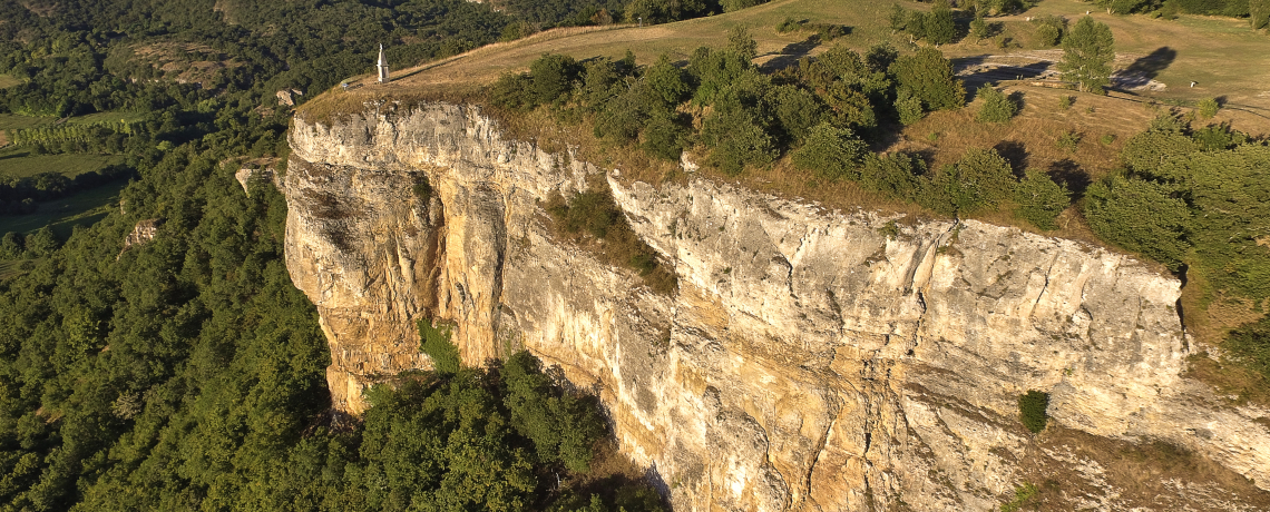 Vue sur les falaises de Larina - Balcons du Dauphin