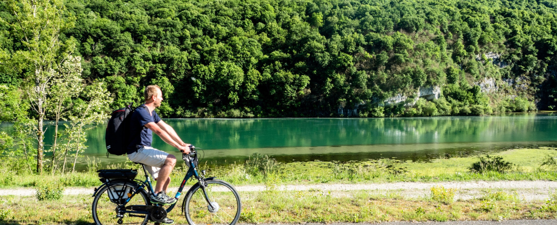 Cycliste le long du Rhne