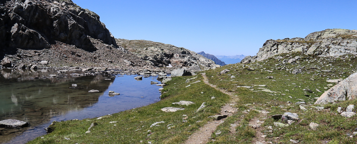 Sentier au bord du lac