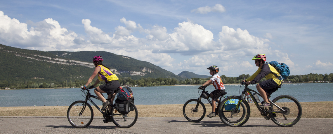 Cyclistes au bord du Rhne - Base de loisirs de la Valle Bleue - Balcons du Dauphin