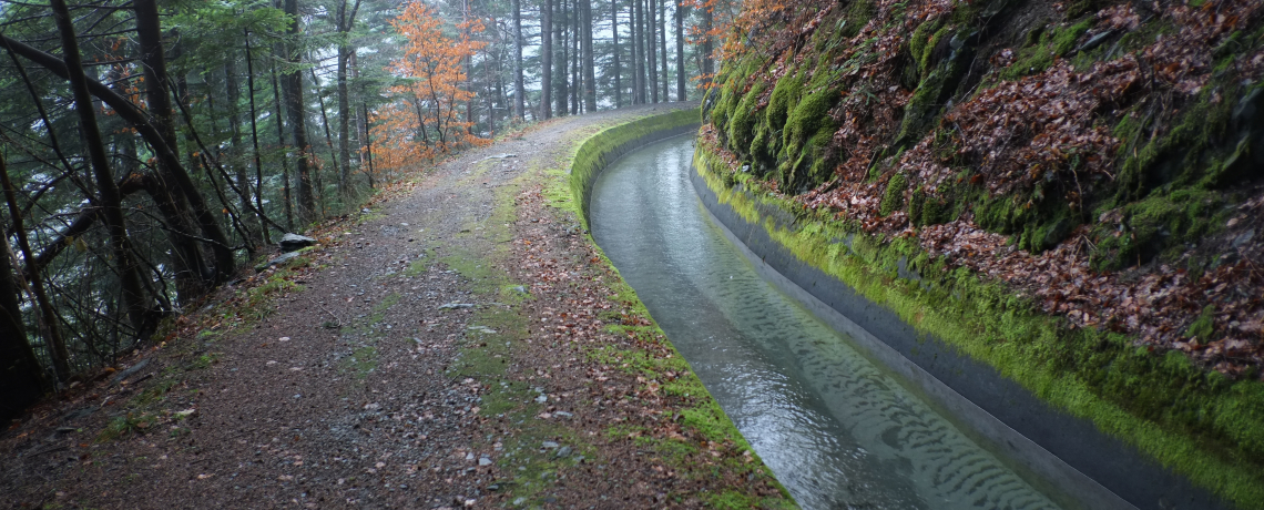 Sentier de promenade au bord du canal de Beaumont