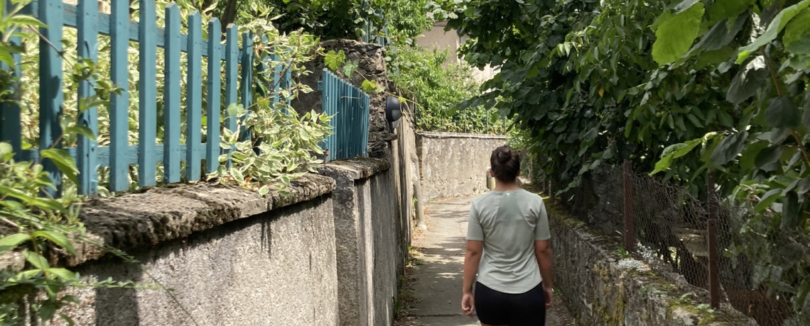 Le passage dans le village par de petites ruelles.