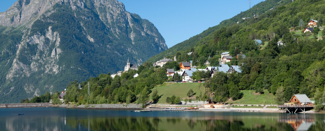 L'glise d'Allemond et le lac du Verney