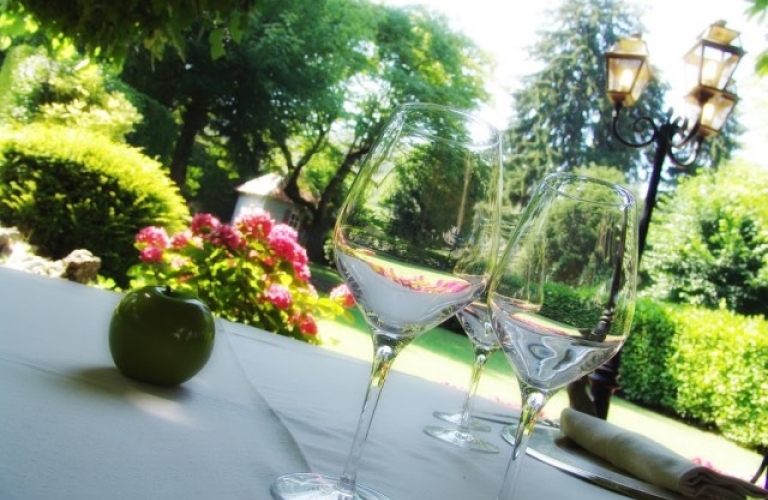 A table en terrasse du Restaurant Chavant  Bresson