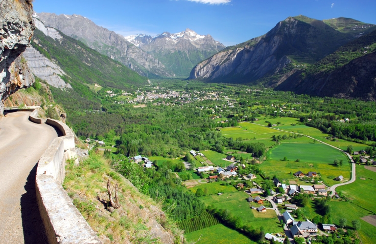 La route de Villard Notre Dame et sa vue imprennable sur la plaine de Bourg d'Oisans