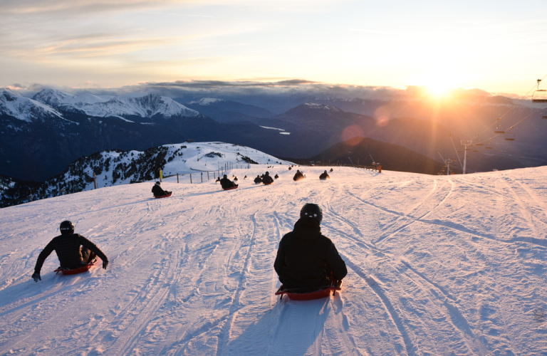 Descente en luge au coucher de soleil