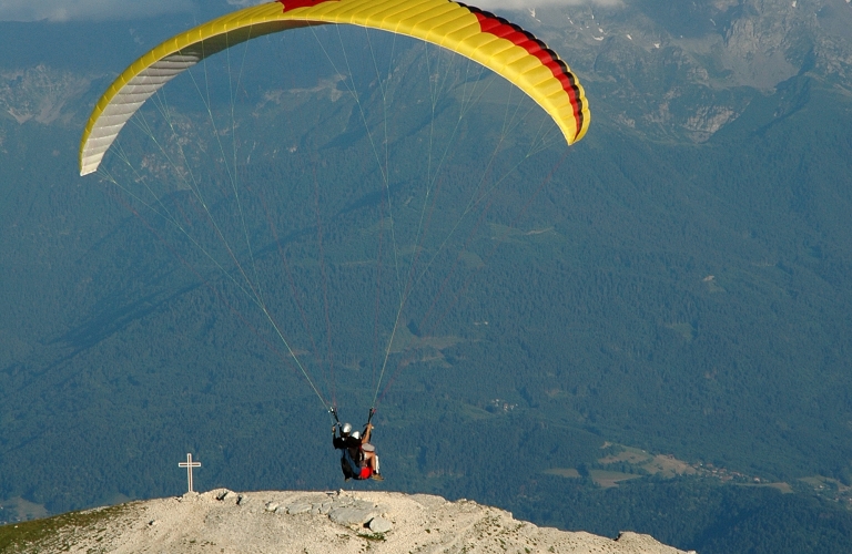 Décollage de la Dent de Crolles: parapentes