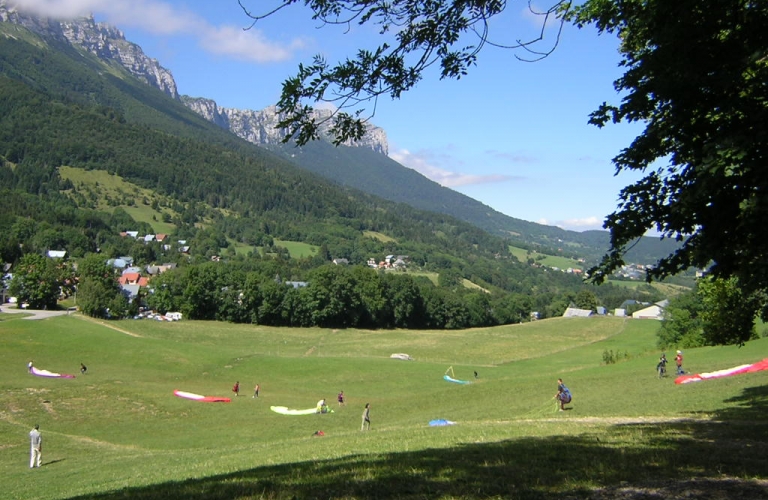 Atterrissage de l&#039;office de tourisme: parapentes