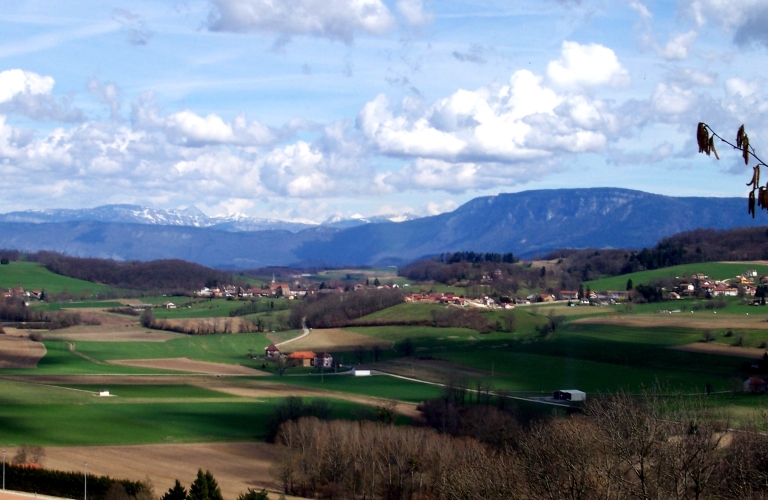 Vue des 3 croix  Paladru sur parcours trail n66 Cte simandre