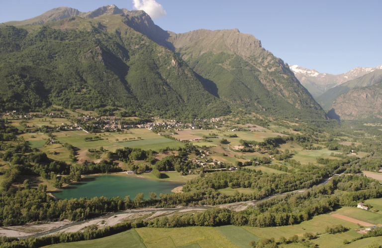 Photo de montagnes avec un lac au premier plan.