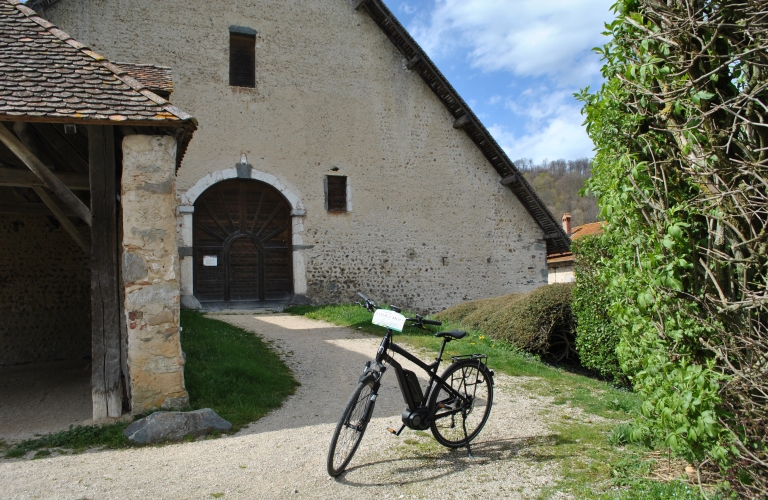 Vlo  assistance lectrique devant la grange dimire