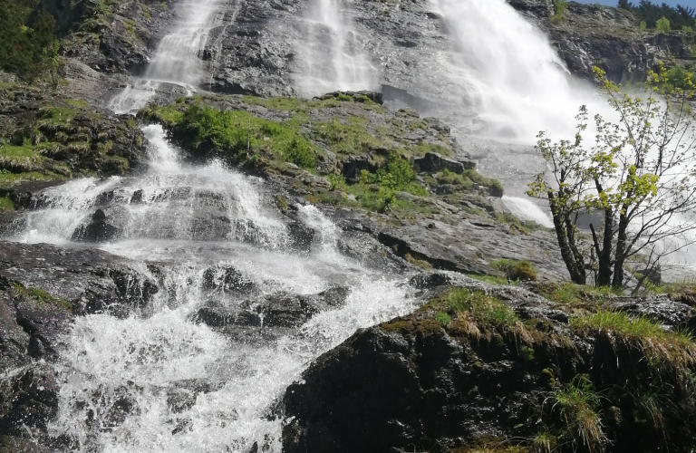 Un petit coin de paradis contre un coin de parapluie  : Sentier la cascade de la Fare.