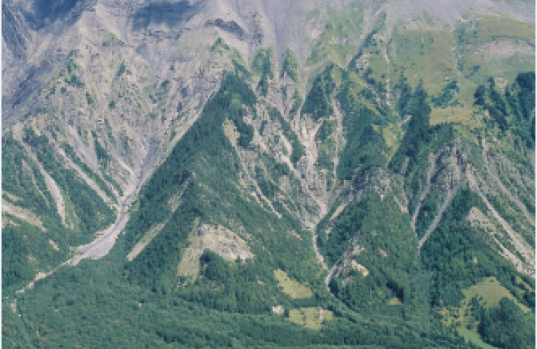 Vue du Col d'Ornon entre route te montagne