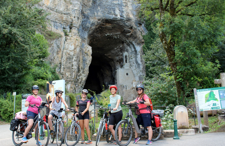 Groupe de cyclos devant les Grottes de la Balme